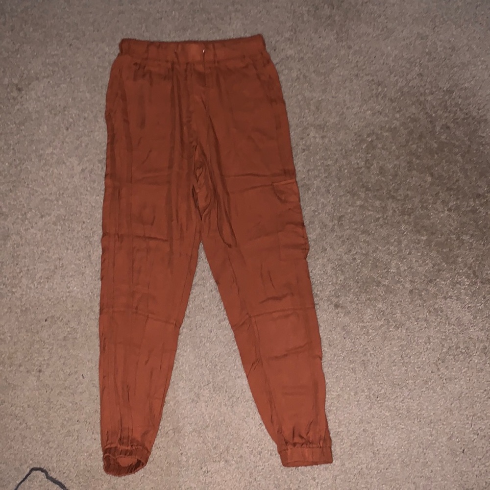 Adorable cargo pant. Super comfy flowy material. Front and back pockets. XS